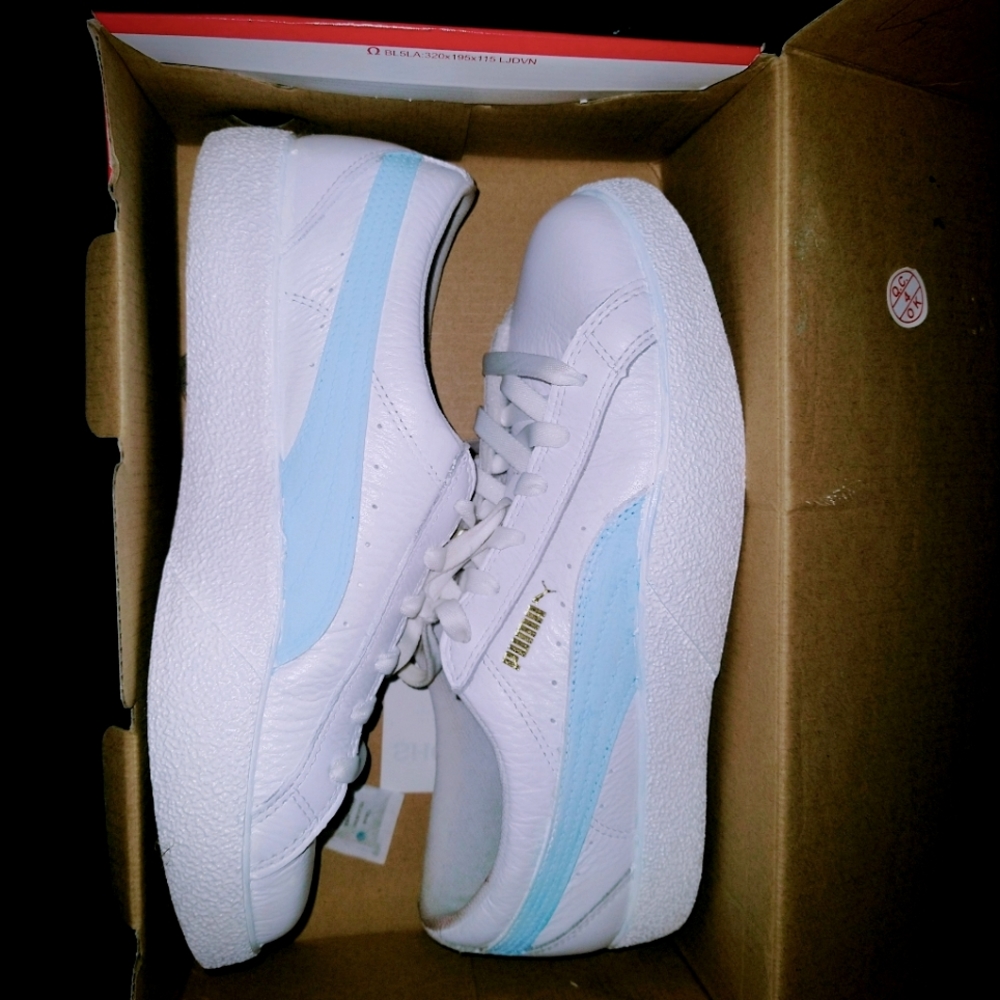 Size 10 women's Puma sneakers